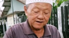 Hasanudin menjalani kehidupan sederhana setelah mualaf dengan berjualan es cincau dan nanas - YouTube-Gavy Story