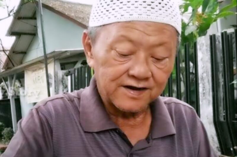Hasanudin menjalani kehidupan sederhana setelah mualaf dengan berjualan es cincau dan nanas - YouTube-Gavy Story