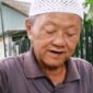 Hasanudin menjalani kehidupan sederhana setelah mualaf dengan berjualan es cincau dan nanas - YouTube-Gavy Story
