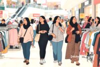 Ilustrasi perempuan jalan-jalan di mall - sukabumiheadline.com