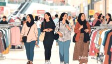 Ilustrasi perempuan jalan-jalan di mall - sukabumiheadline.com