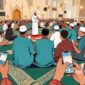Ilustrasi tren dakwah Islam 2026, ulama sedang ceramah di dalam masjid, tapi jemaah sibuk scroll media sosial - sukabumiheadline.com