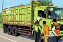 Ilustrasi truk muatan pasir melebihi kapasitas ditilang polisi dan dishub - sukabumiheadline.com