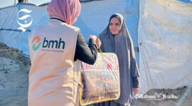 Lawan suhu ekstrem, Lembaga Amil Zakat Nasional Baitul Maal Hidayatullah (BMH) dan PT Indo Anata Development peluk hangat warga Gaza di pengungsian