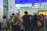 Layvin Kurzawa memakai topi putih, jaket loreng warna krem disebut sudah di Stasiun Whoosh - Ist