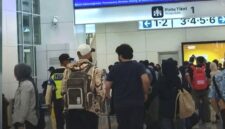 Layvin Kurzawa memakai topi putih, jaket loreng warna krem disebut sudah di Stasiun Whoosh - Ist