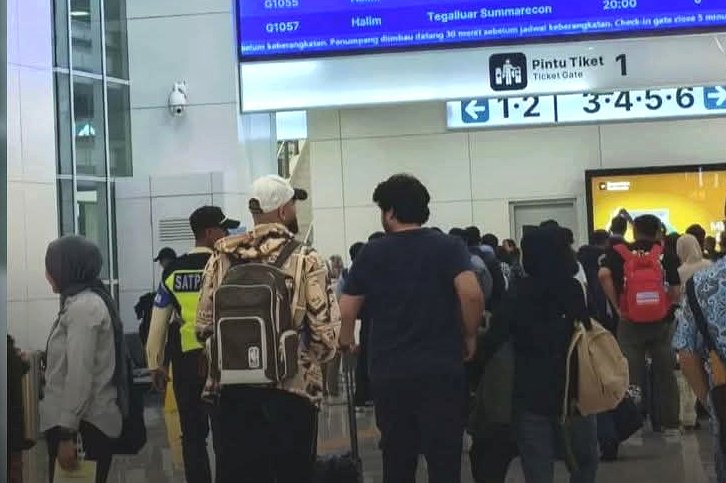 Layvin Kurzawa memakai topi putih, jaket loreng warna krem disebut sudah di Stasiun Whoosh - Ist