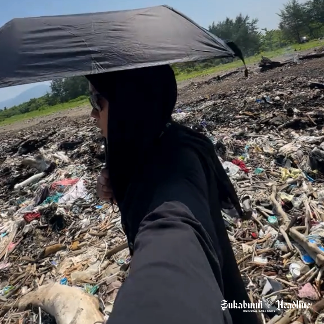 Nadine Merry berjalan di atas tumpukan sampah di Pantai Loji, Sukabumi - @nadinemerry92