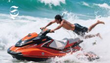 Naik jetski di pantai - sukabumiheadline.com