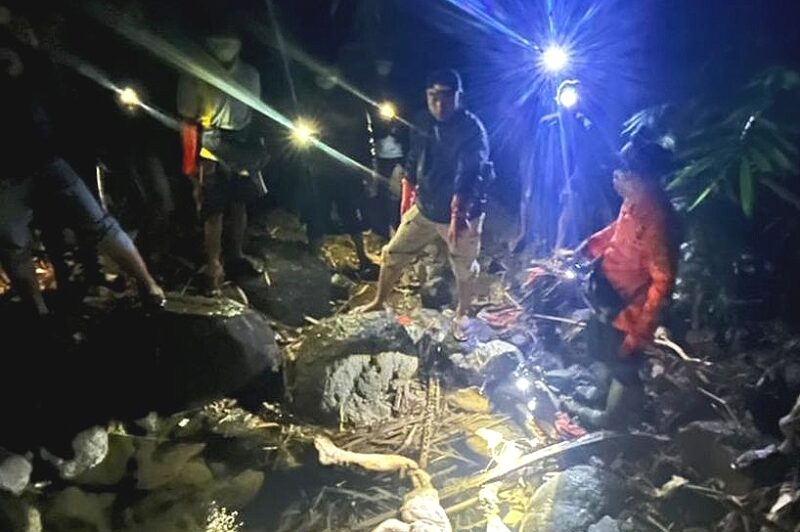 Polisi di lokasi penemuan mayat tanpa kepala tapi tubuh utuh di Sukabumi - Polsek Ciracap