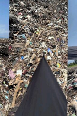 Gegara tumpukan sampah, Nadine Merry gagal nikmati keindahan pantai di Sukabumi