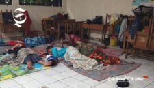 Pengungsi korban banjir Cidadap, Simpenan, Sukabumi tidur di sekolah - sukabumiheadline.com