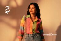 Wanita memakai outfit dan celana jeans longgar retro era 90 - sukabumiheadline.com