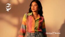 Wanita memakai outfit dan celana jeans longgar retro era 90 - sukabumiheadline.com