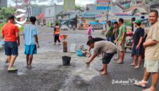 Warga Palabuhanratu Kabupaten Sukabumi kompak perbaiki jalan rusak penyebab kecelakaan - sukabumiheadline.com