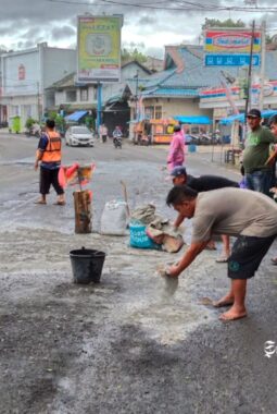 Tak peduli status jalan rusak penyebab kecelakaan, warga Sukabumi kompak perbaiki