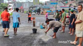 Warga Palabuhanratu Kabupaten Sukabumi kompak perbaiki jalan rusak penyebab kecelakaan - sukabumiheadline.com