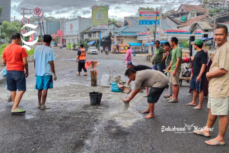 Warga Palabuhanratu Kabupaten Sukabumi kompak perbaiki jalan rusak penyebab kecelakaan - sukabumiheadline.com