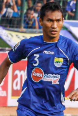 Tuah pemilik nomor 3 di Persib: Daftar legenda, bek asal Sukabumi merana, kini Kurzawa