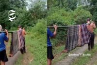 Fitri, warga Jampang Tengah Sukabumi harus ditandu untuk berobat ke rumah sakit - Saepudin Galih