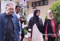 Ibu kandung Nizam Syafei, Lisnawati, melaporkan Anwar Satibi ke Polres Sukabumi - sukabumiheadline.com