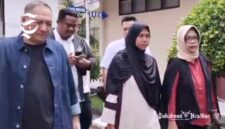 Ibu kandung Nizam Syafei, Lisnawati, melaporkan Anwar Satibi ke Polres Sukabumi - sukabumiheadline.com