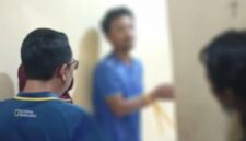 Bilal Ismail Hamdi saat rekonstruksi dan Wakapolres Karawang KompoBilal Ismail Hamdi saat melakukan rekonstruksi pembunuhan Hida Kasanah - Ist