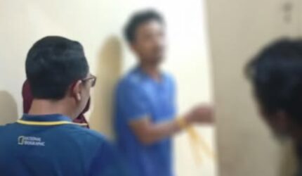 Bilal Ismail Hamdi saat rekonstruksi dan Wakapolres Karawang KompoBilal Ismail Hamdi saat melakukan rekonstruksi pembunuhan Hida Kasanah - Ist