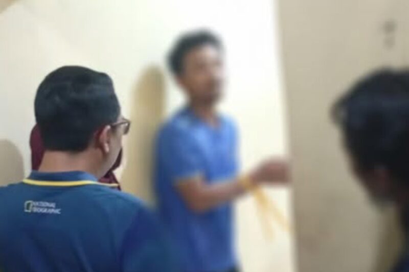 Bilal Ismail Hamdi saat rekonstruksi dan Wakapolres Karawang KompoBilal Ismail Hamdi saat melakukan rekonstruksi pembunuhan Hida Kasanah - Ist