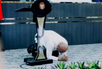 Bupati Nias Utara, Amizaro Waruwu, terekam bersujud di hadapan para pejabat pusat - Ist