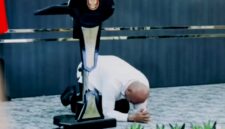 Bupati Nias Utara, Amizaro Waruwu, terekam bersujud di hadapan para pejabat pusat - Ist