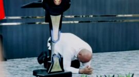 Bupati Nias Utara, Amizaro Waruwu, terekam bersujud di hadapan para pejabat pusat - Ist