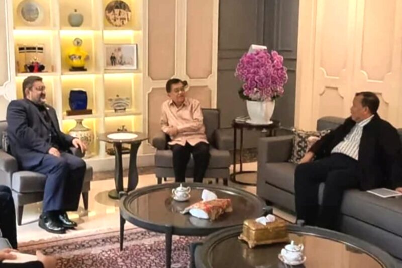 Duta Besar Iran untuk Indonesia, Mohammad Boroujerdi ketika bertemu Jusuf Kalla - Ist