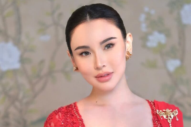 Fitria Yusuf anggun dengan kebaya merah - @fitriayusuf_official