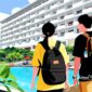 Ilustrasi wisatawan domestik berjalan menuju hotel - sukabumiheadline.com