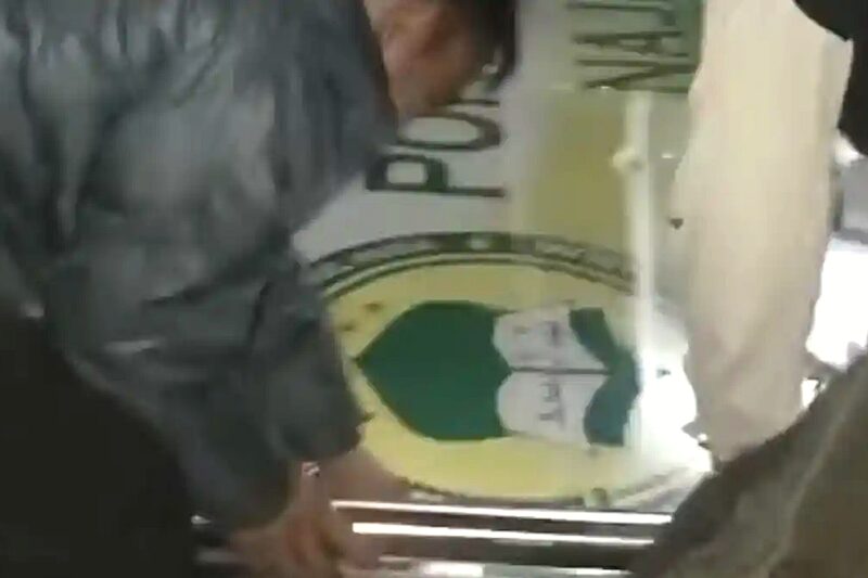 Imbas dugaan kasus asusila dai kondang di Sukabumi, plang ponpes dibongkar warga - Ist