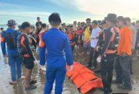 Korban tewas tenggelam di Pantai Karanganya, Cikakak, Sukabumi - Zeans