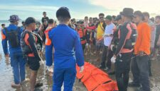 Korban tewas tenggelam di Pantai Karanganya, Cikakak, Sukabumi - Zeans