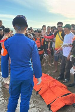 1 tewas, 2 remaja Parungkuda terseret arus Pantai Karangnaya Sukabumi