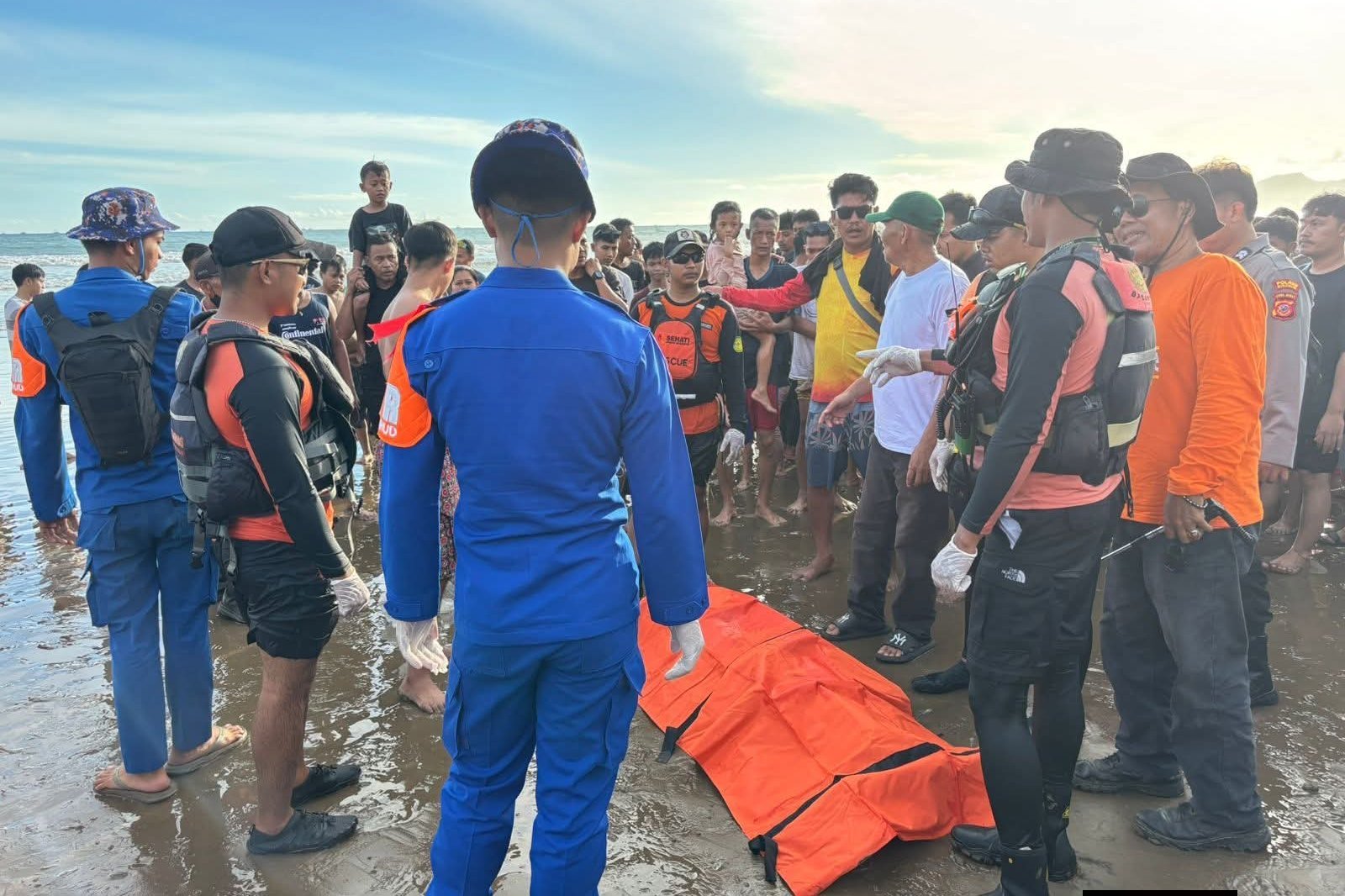 Korban tewas tenggelam di Pantai Karanganyar, Palabuhanratu, Sukabumi - Zeans