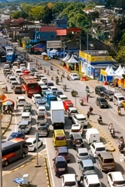 Macet siang malam Exit Toll Bocimi Seksi 2 Parungkuda Sukabumi didominasi kendaraan luar daerah