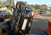 Minibus terguling di Exit Toll Bocimi Seksi 2 Sukabumi - Ist