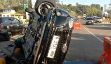 Minibus terguling di Exit Toll Bocimi Seksi 2 Sukabumi - Ist