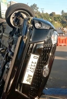 Detik-detik minibus nopol Bandung terbalik di Exit Toll Bocimi Seksi 2 Sukabumi