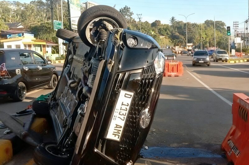 Minibus terguling di Exit Toll Bocimi Seksi 2 Sukabumi - Ist