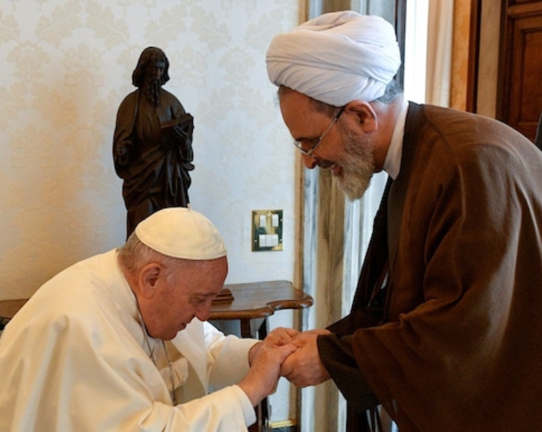 Profil, pendidikan dan karier politik Ayatollah Alireza Arafi, suksesor Ali Khamenei yang gugur 2 Momen Ayatollah Alireza Arafi menyalami Paus Paulus Yohanes - Reuters