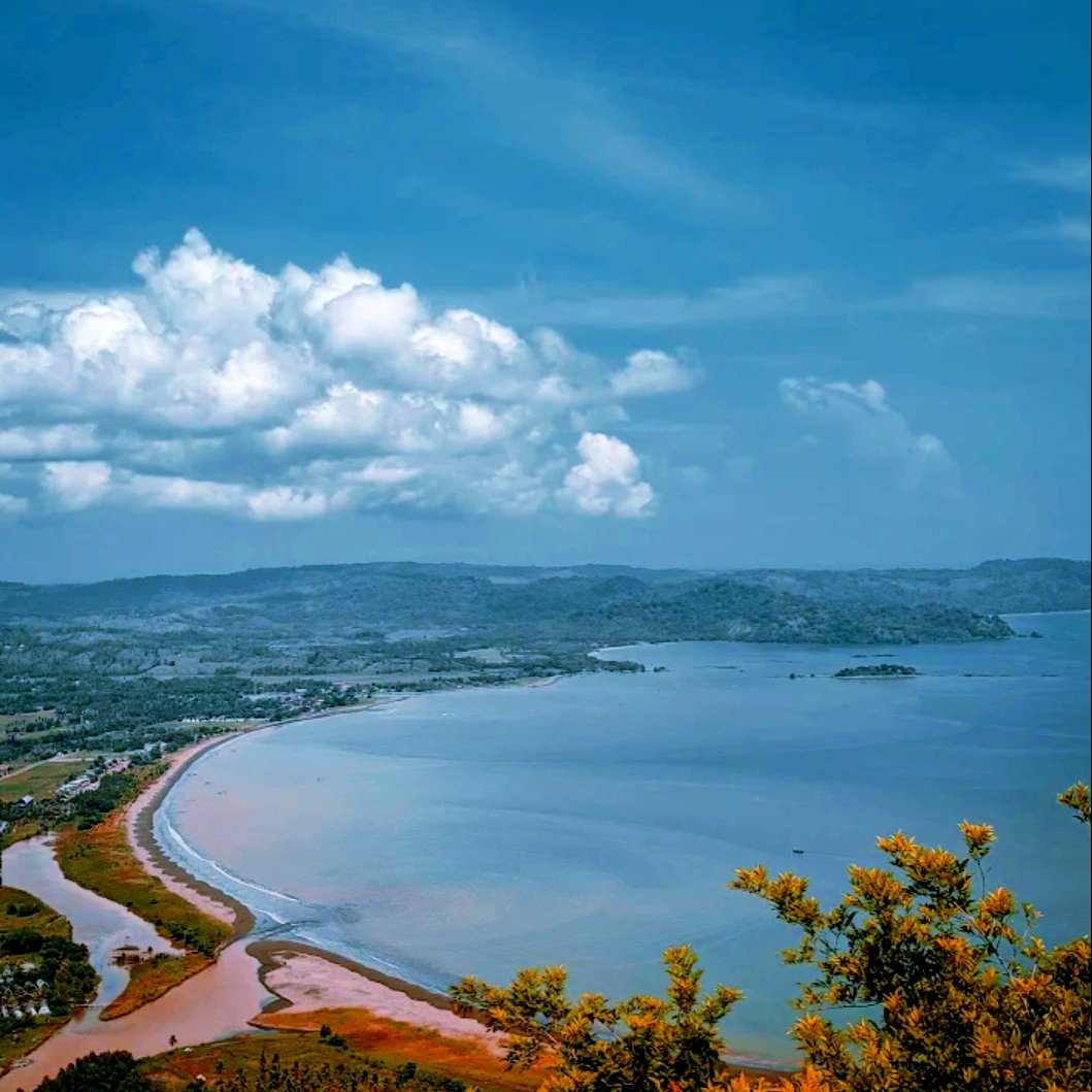 Pemandangan pantai dari Puncak Darma Sukabumi - Ist