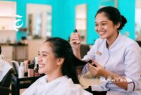 Seorang wanita sedang melakukan perawatan rambut di salon kecantikan - sukabumiheadline.com/AI