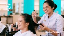 Seorang wanita sedang melakukan perawatan rambut di salon kecantikan - sukabumiheadline.com/AI