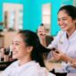 Seorang wanita sedang melakukan perawatan rambut di salon kecantikan - sukabumiheadline.com/AI